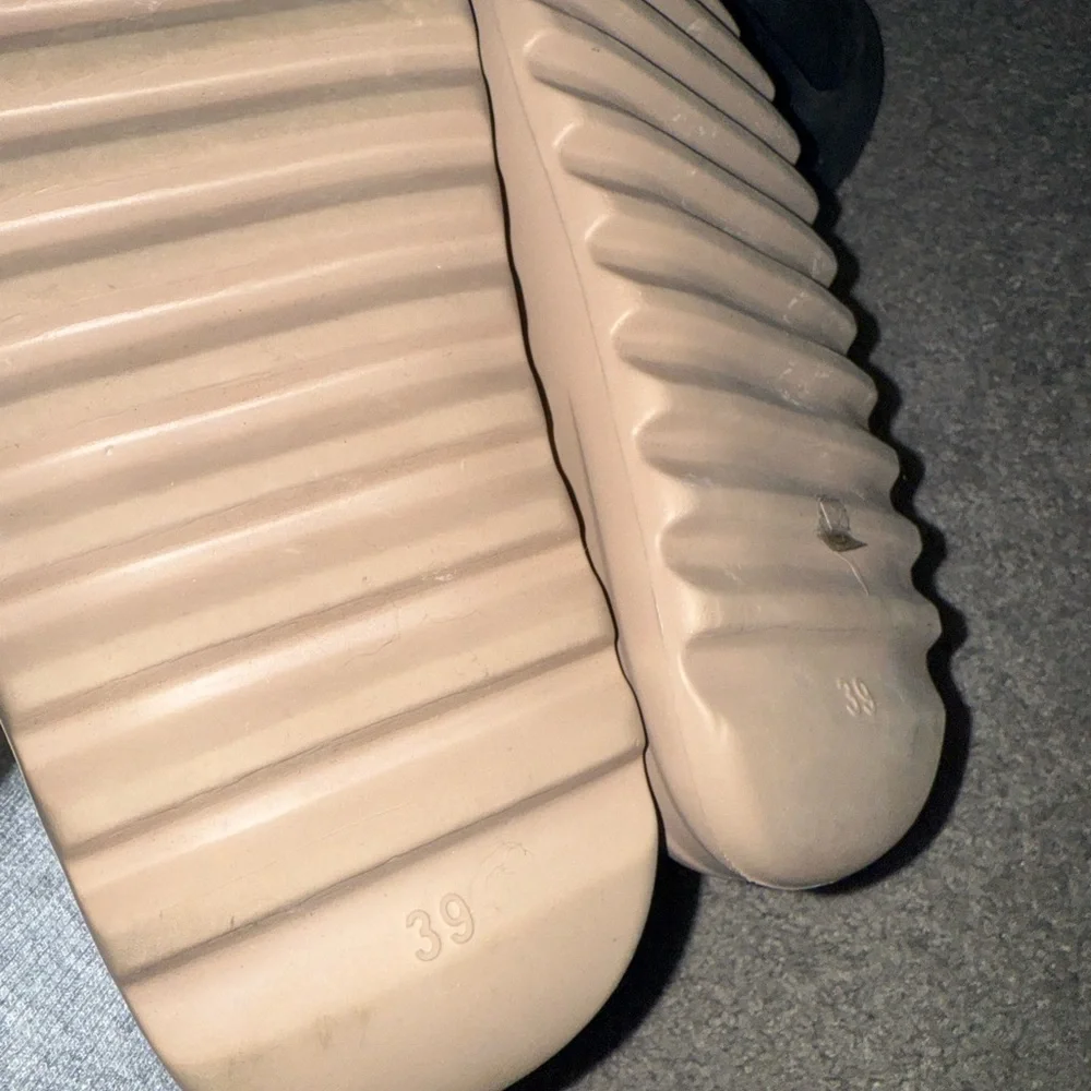 USED LOT OF 2 Foam Slides black cream‎ Womens 8 fashion nova - Picture 3 of 11